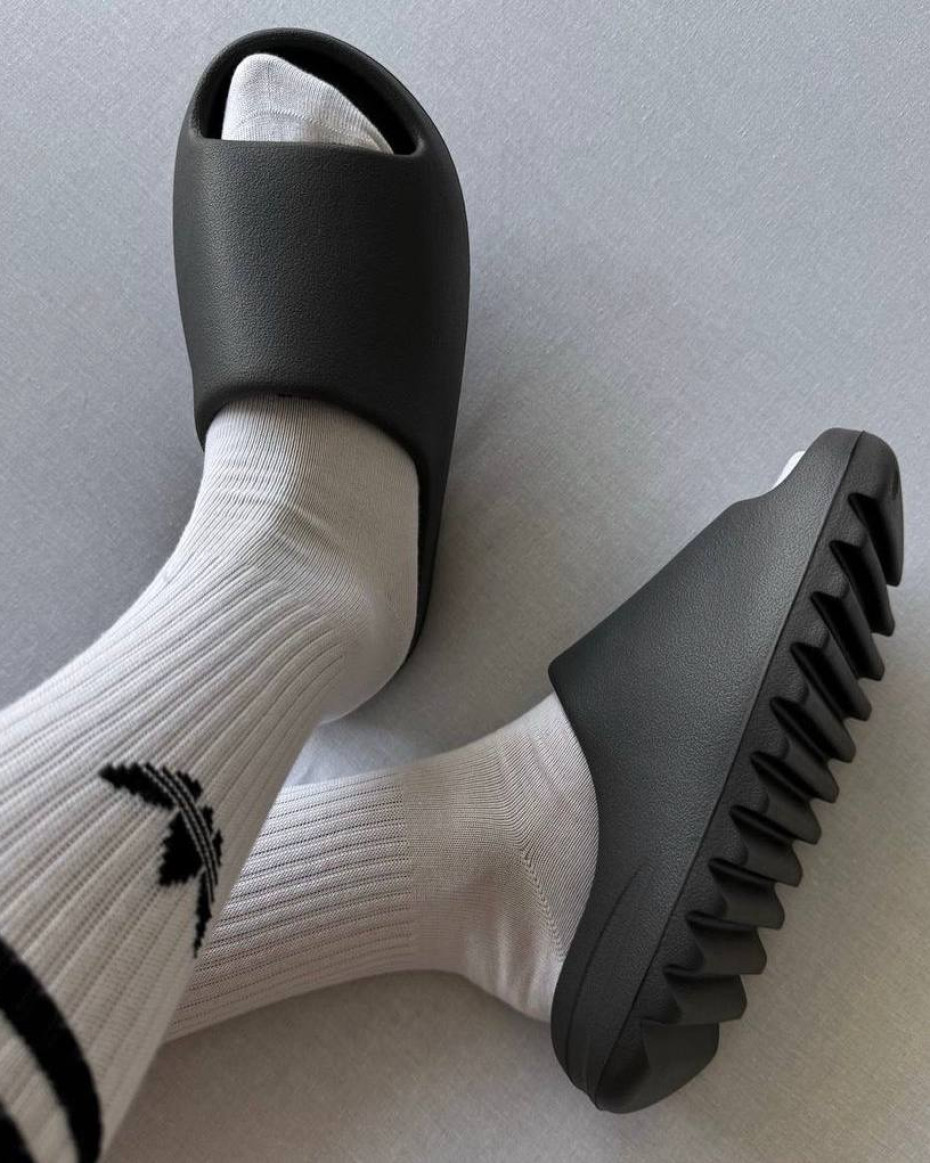 Yeezy Slides ‘Onyx’