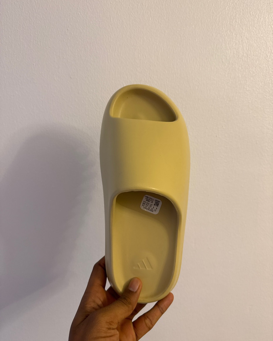 Yeezy Slides ‘Desert Sand’
