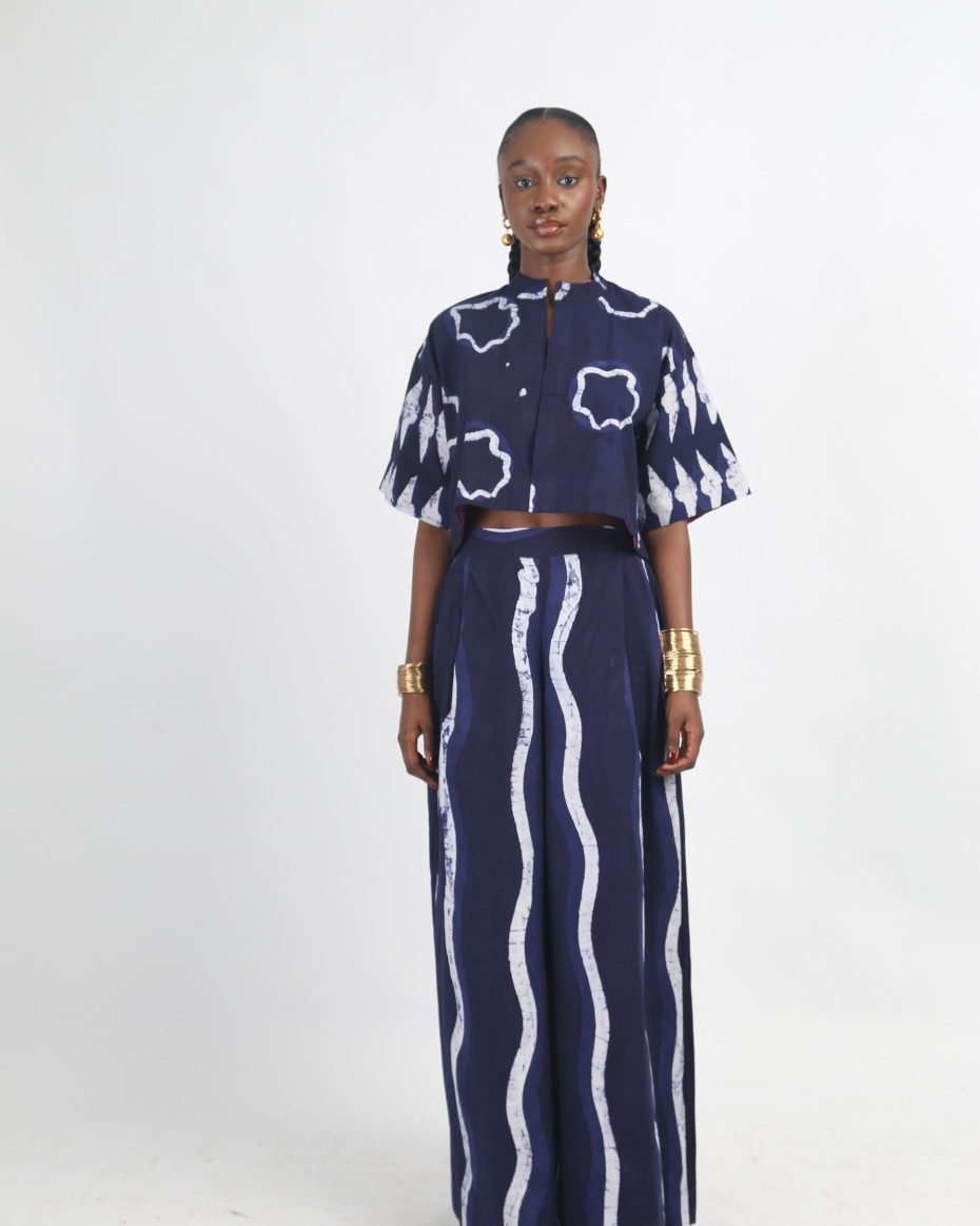 WHITE AND NAVY BLUE MULTIPRINT CROP SHIRT