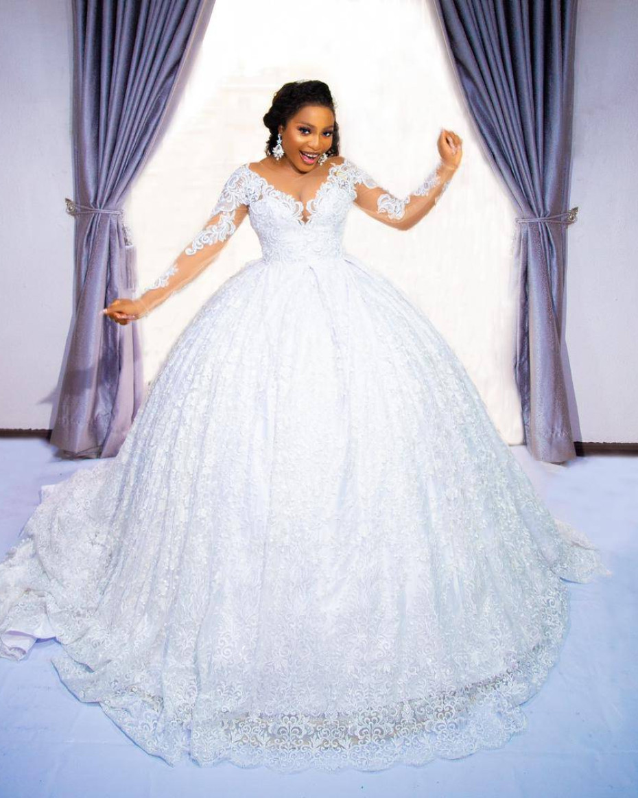 High Value Beautiful Lace Design Dress Rental Brides On A Budget